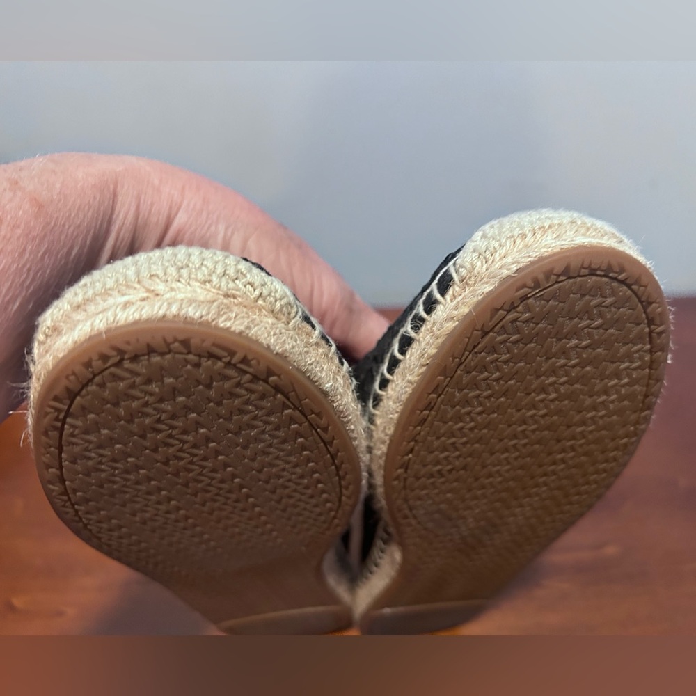 Elegant Black Lace Espadrilles - Picture 7 of 13